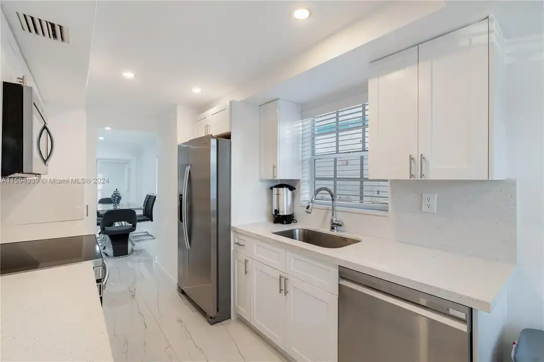 Apartment in Surfside - More