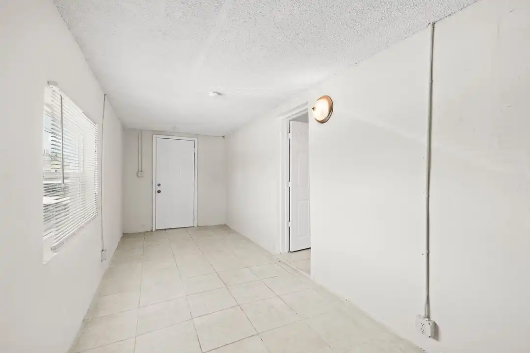Apartment in Riviera Beach - View 3