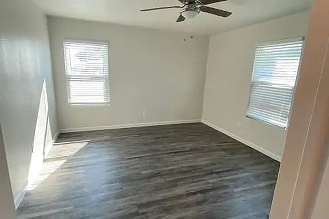Admiral and Brittany Apartments – photo 1