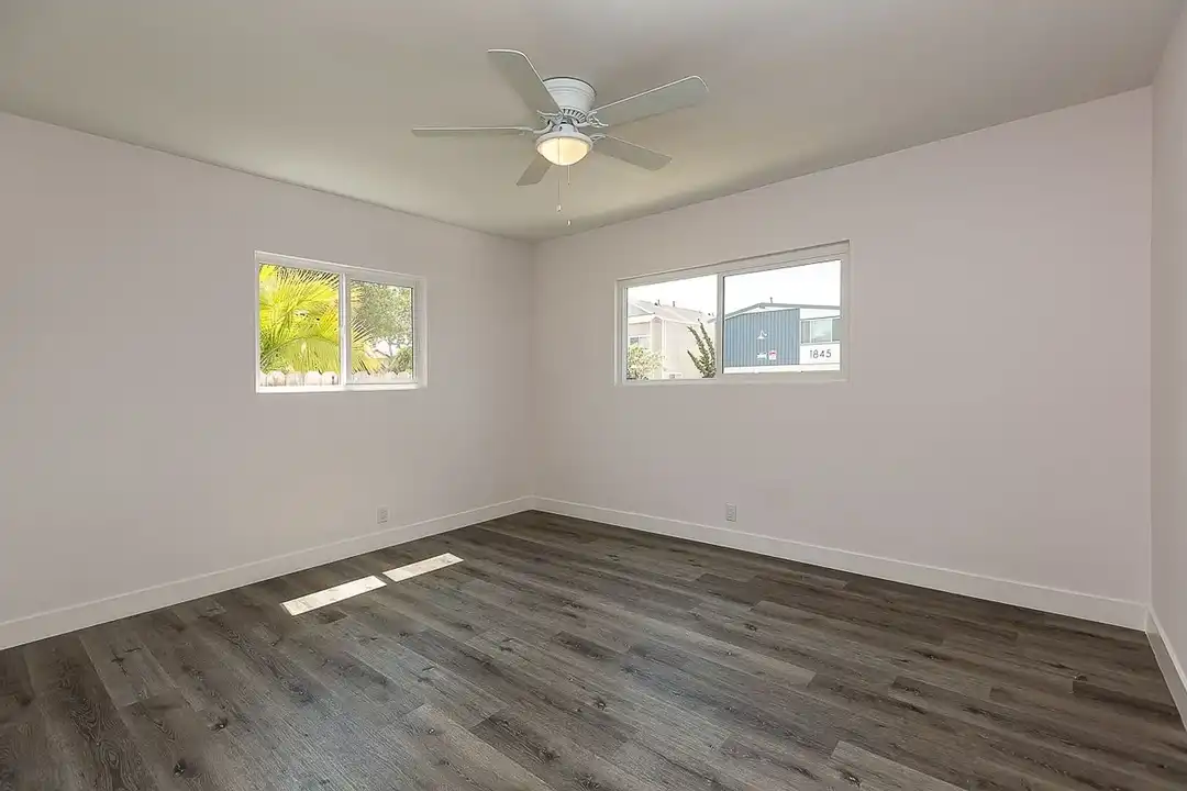 Apartment in Long Beach - View 6