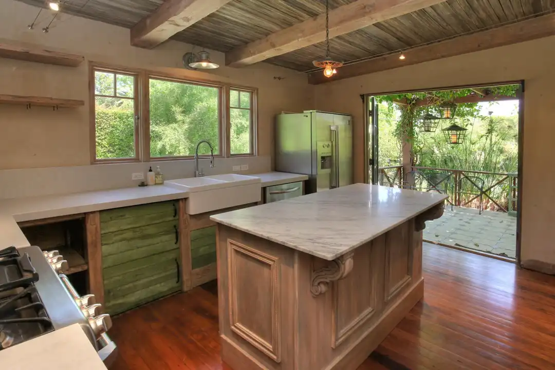333 E Victoria St - More