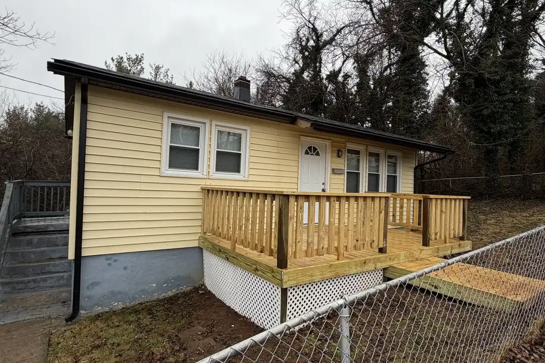 1810 Laurel St - View 2