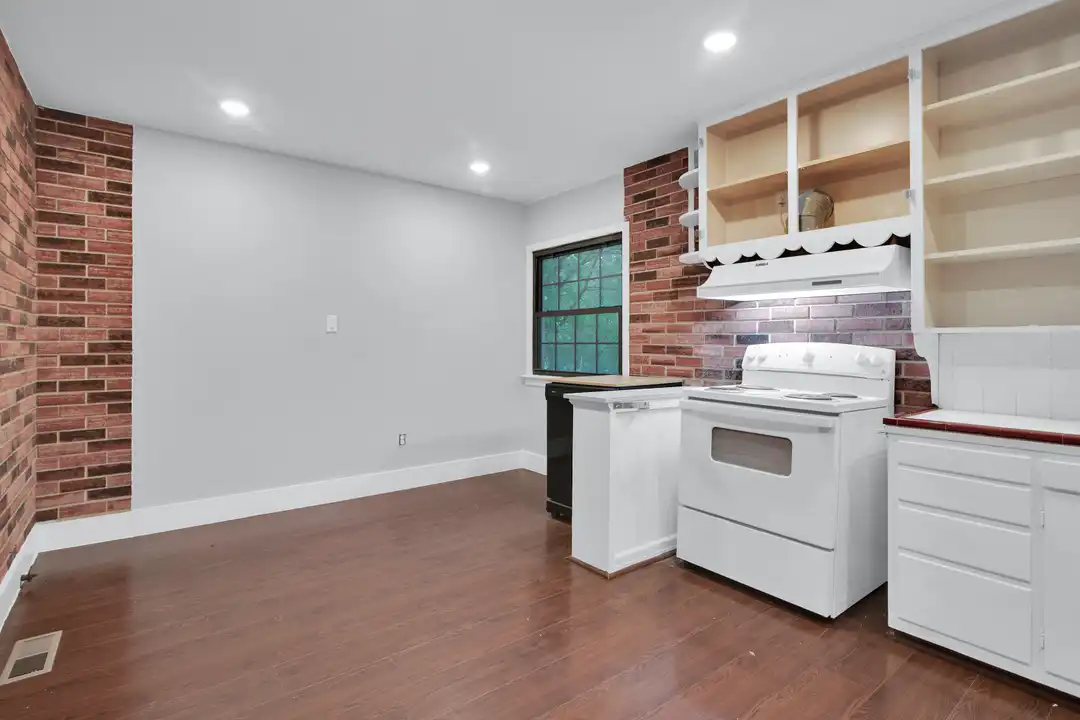 39 W Parnell St - More