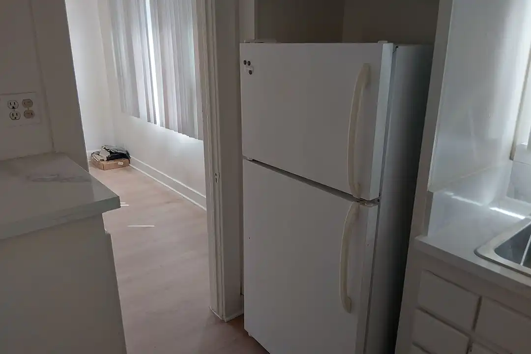 Apartment in Long Beach - View 4