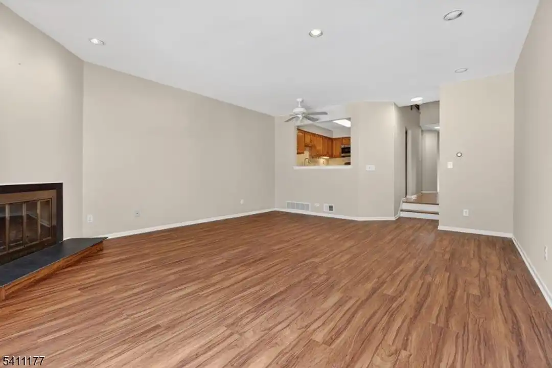 140 Kingston Ct - View 6