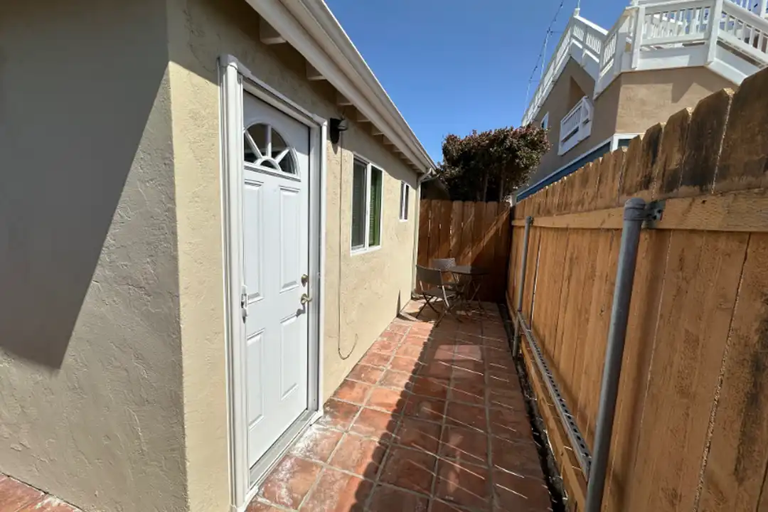 941 2nd St unit B – photo 1 of 8