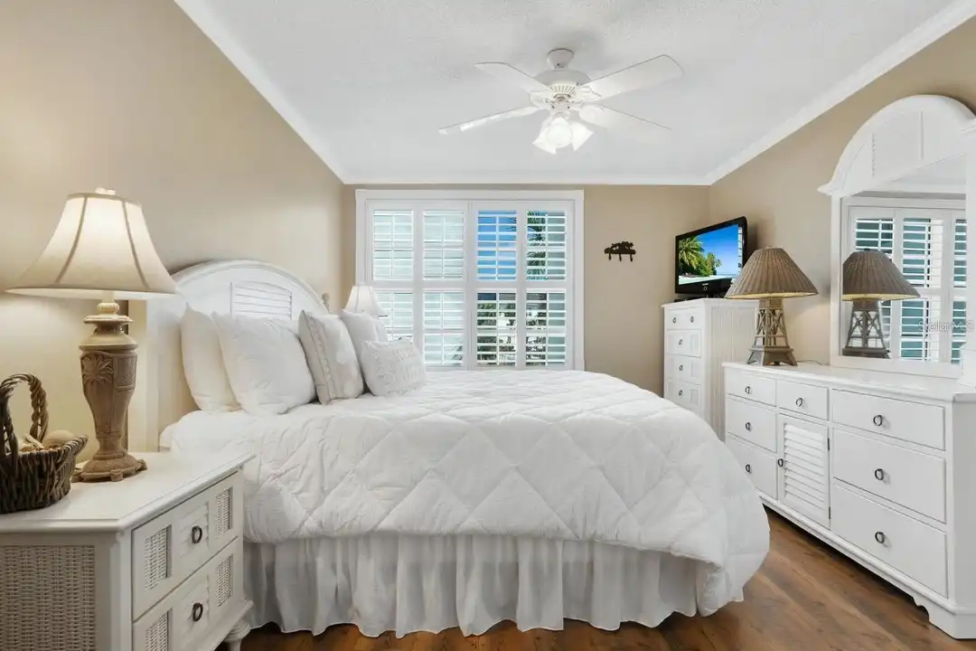 600 Sutton Pl #201 - View 3
