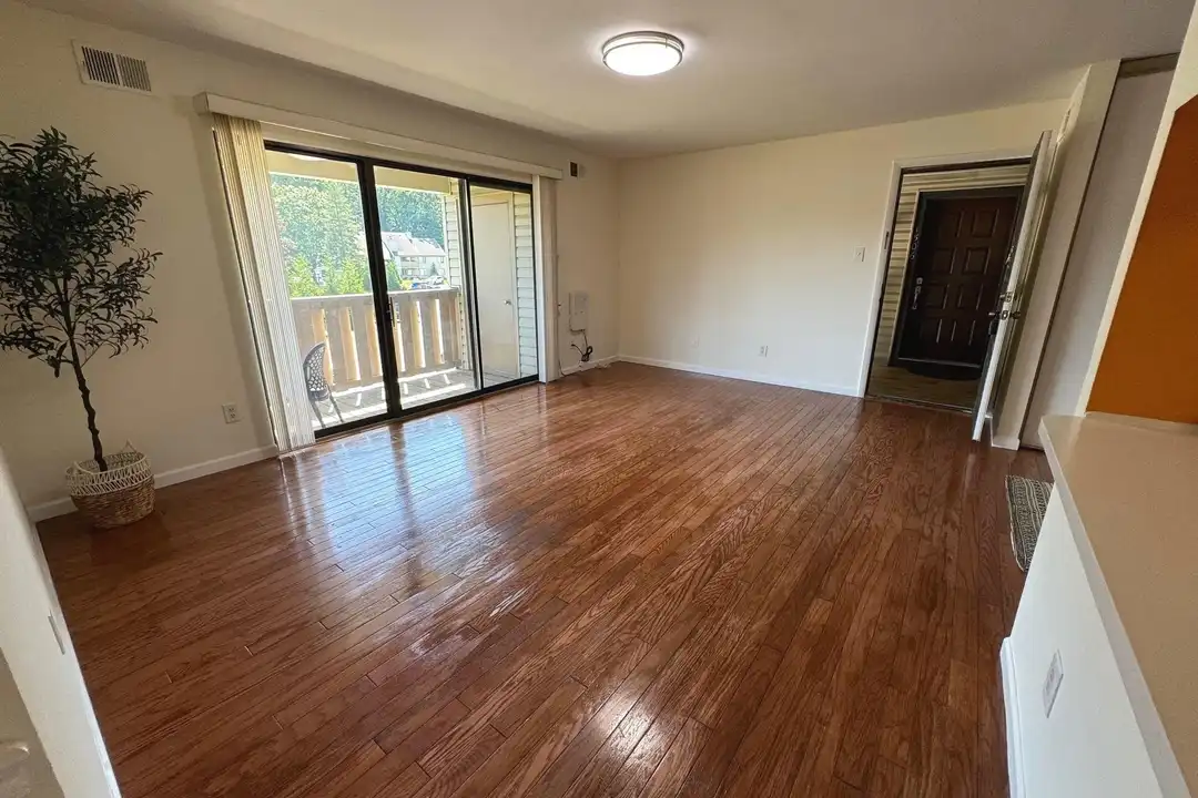 Apartment in Cherry Hill - View 4