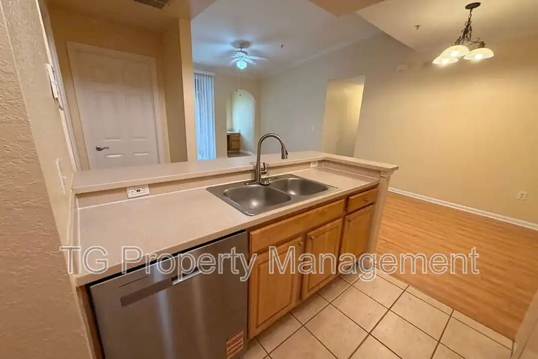 10075 Gate Pkwy N unit # 2012 – pohled 5