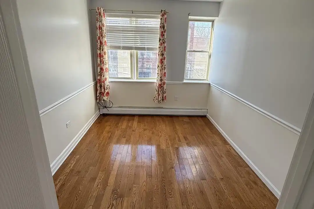 House in New York, Brooklyn Manor, Queens - View 5