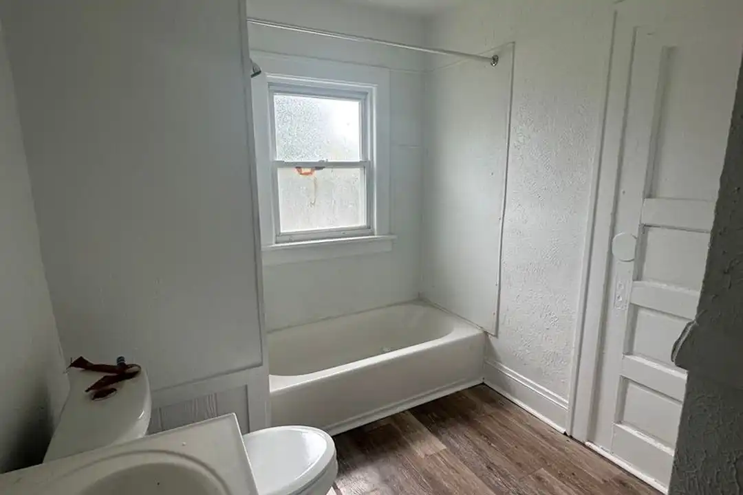 906 E 130th St - View 6