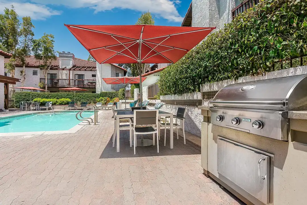 Apartment in Lake Forest - More