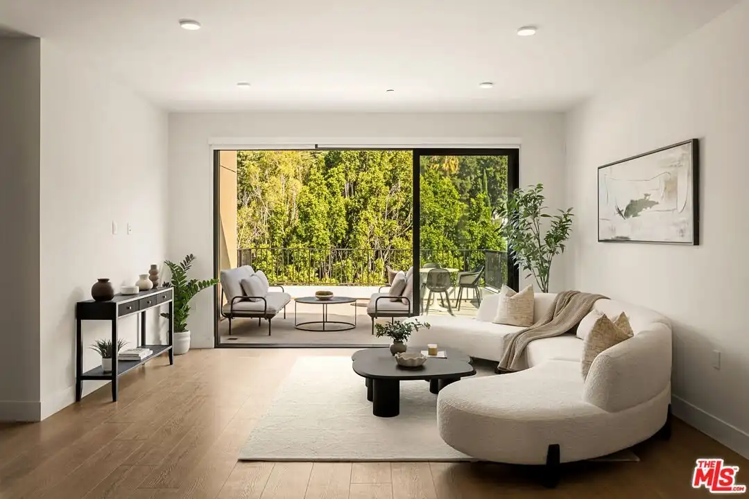 Apartment in Los Angeles - View 2