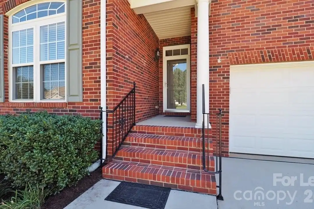 6860 Lakecrest Ct - View 4