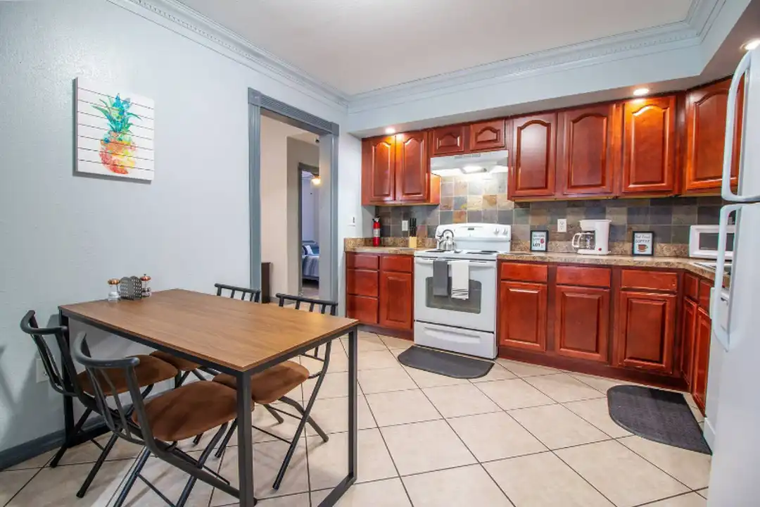 1815 Larkin Ave – pohled 6