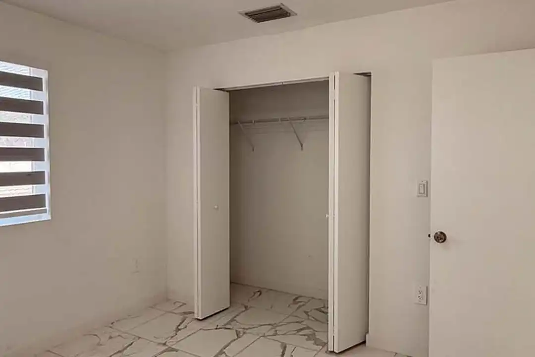 811 E 52nd St unit APT101 - View 4
