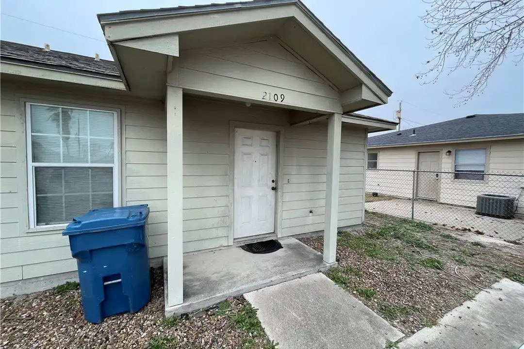 2109 Breezeway Cir – photo 1 of 12