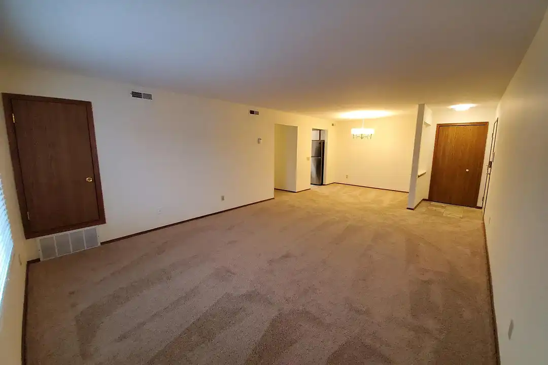 Cross Creek Apartments – photo 1 of 13
