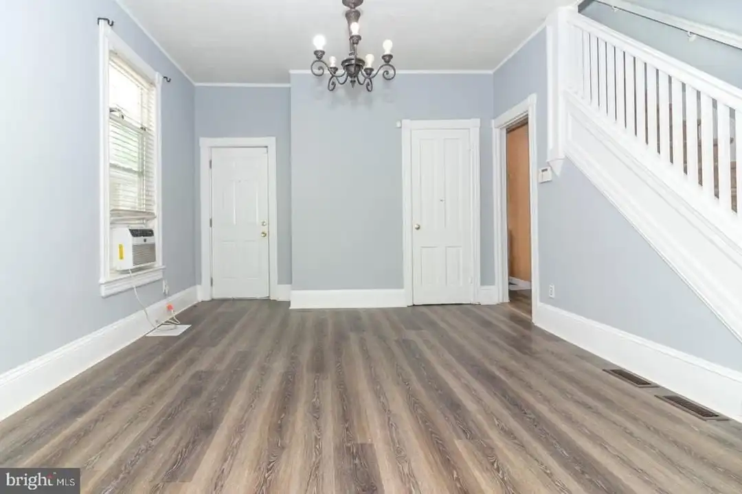 635 Chambers St - More