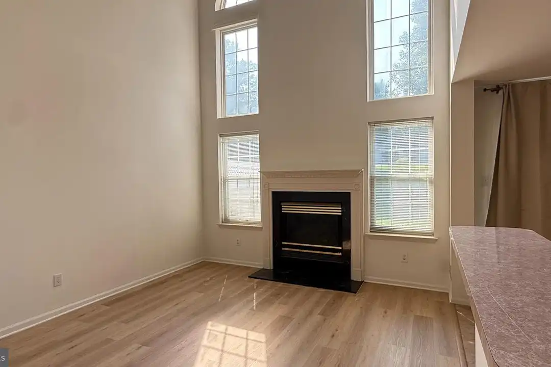 207 Lookout Pl - More