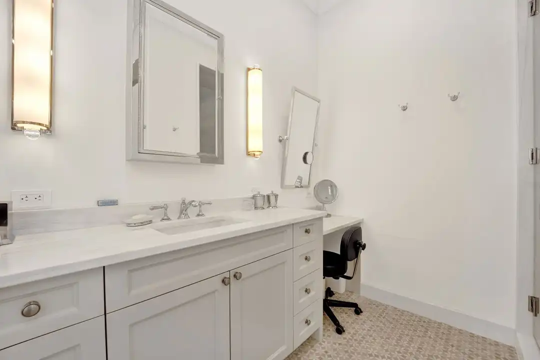 103 E Chestnut St unit 103 - View 2