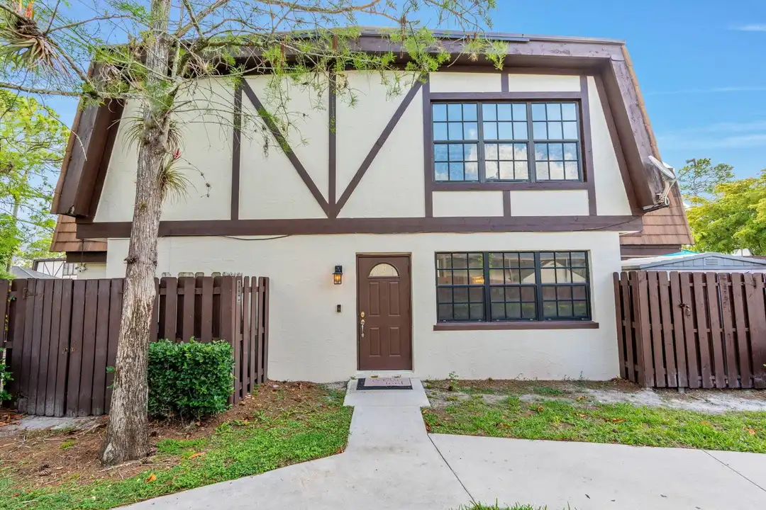 111 Weybridge Cir - View 2