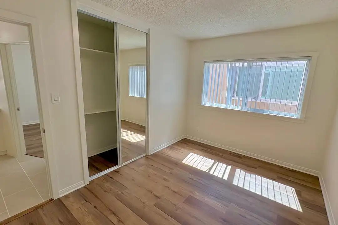 Apartment in Lawndale - More