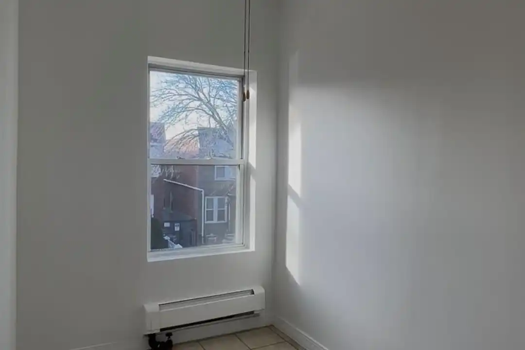 Apartment in New York, Jackson Heights, Queens - View 2