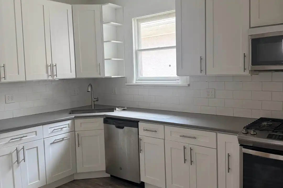 2439 W Byron St - More