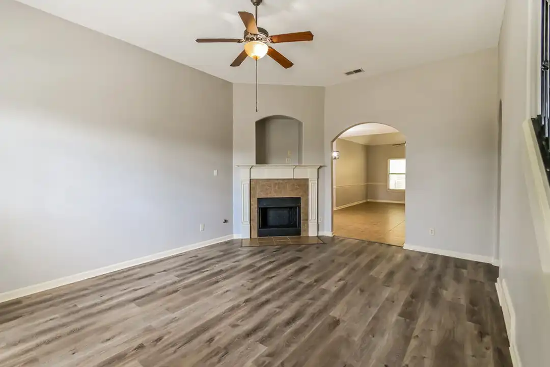 305 Garden Springs Dr - View 4