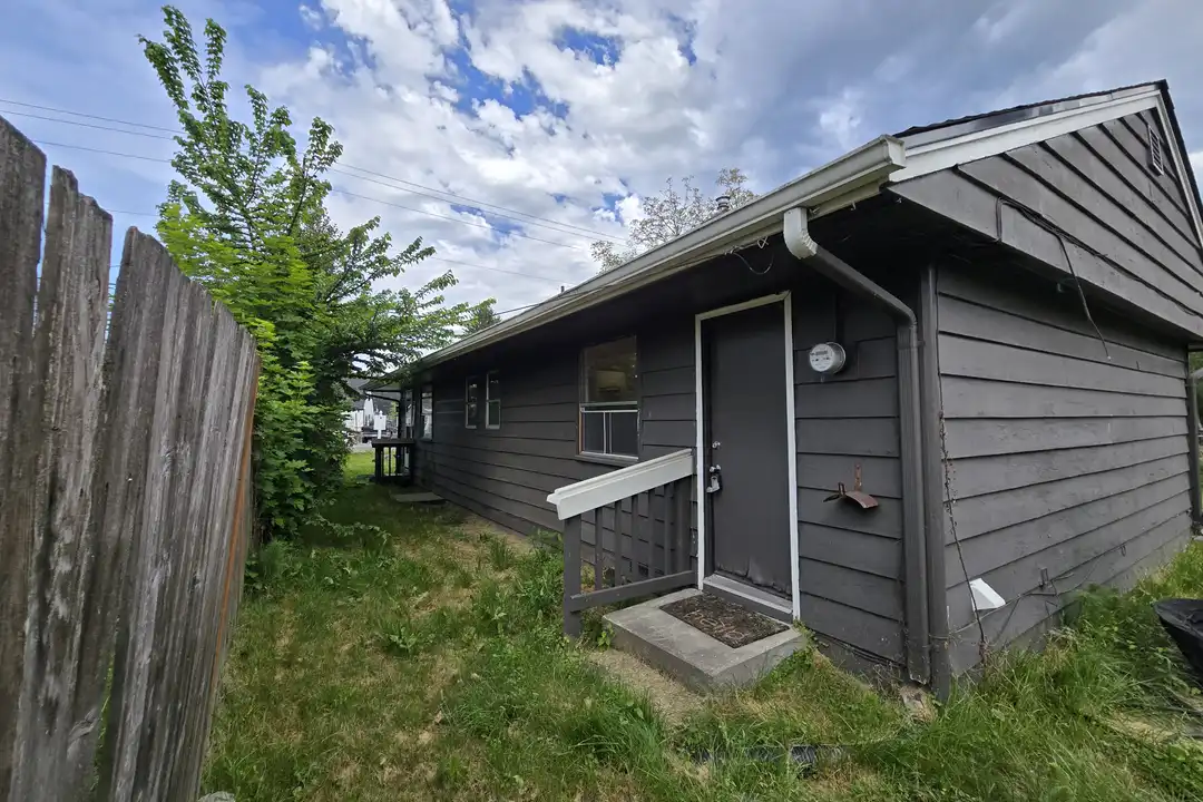 10910 Valley Ave E - View 5