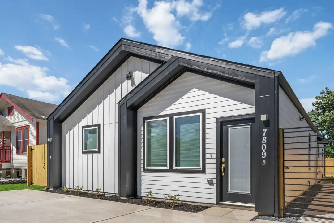 7809 Queen St unit B - View 2
