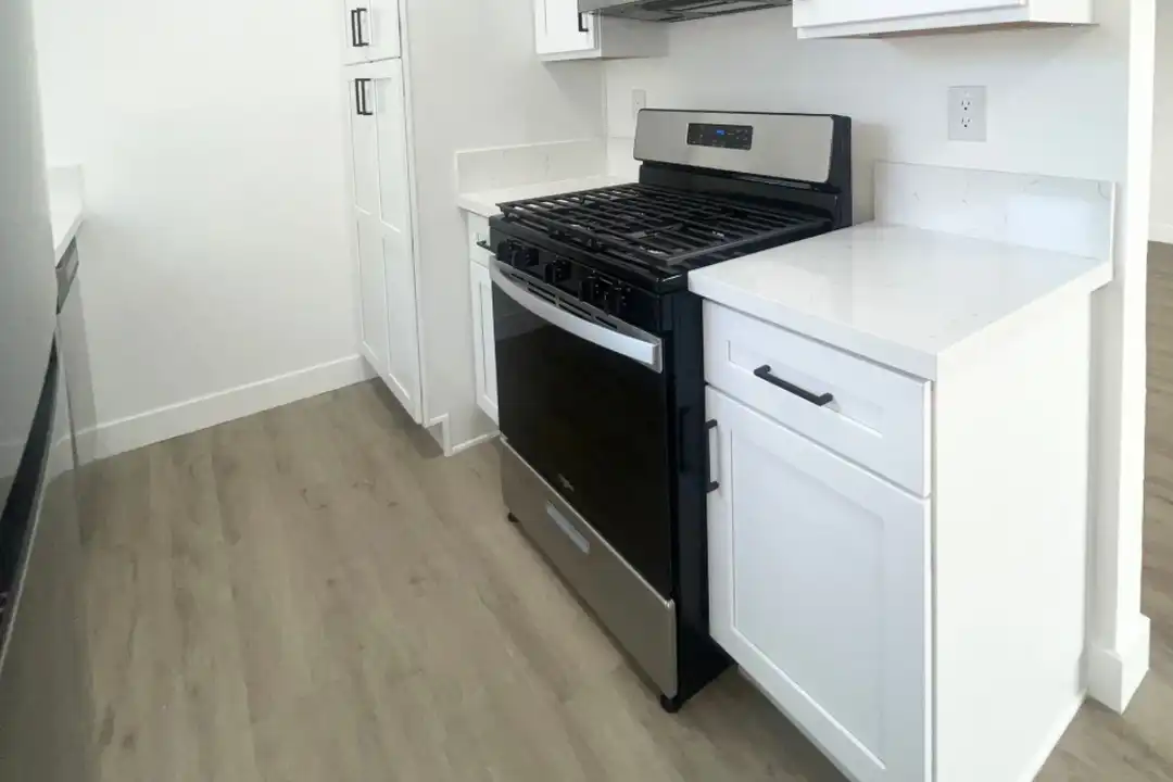 10018 Foster Rd - View 2