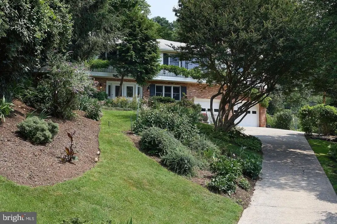 House in Arlington - View 2