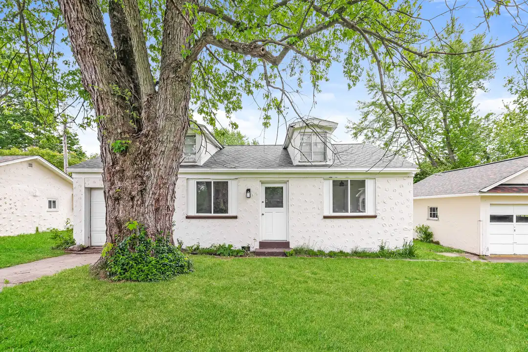 132 Burgess Ave – photo 1
