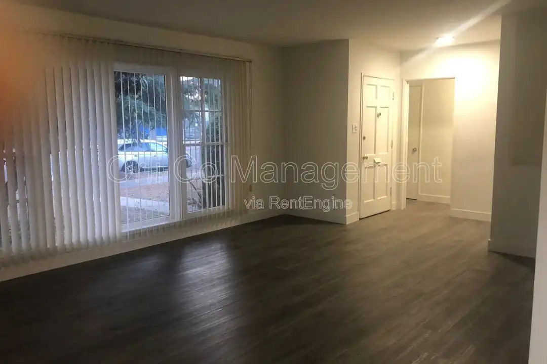 6500 Balboa Blvd - View 4
