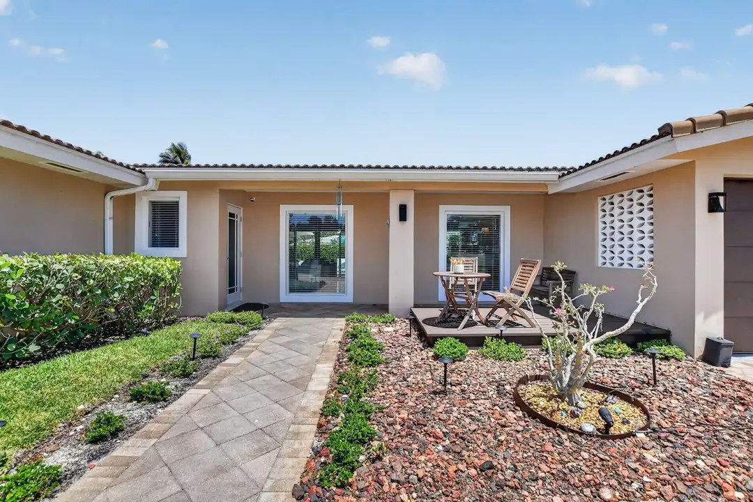 424 SW 7th Way - More