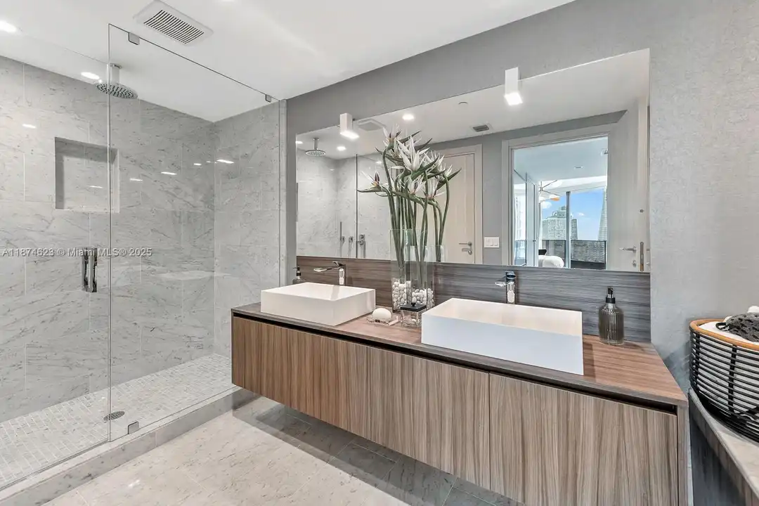 Apartment in Miami - More