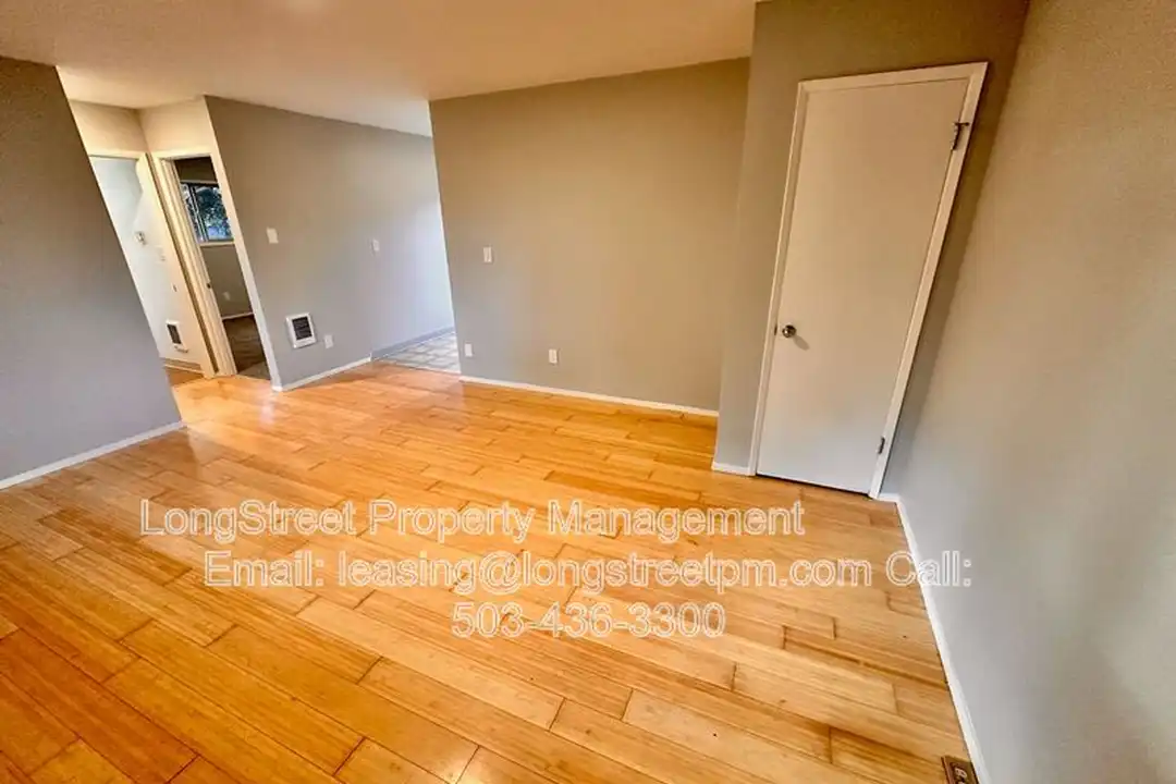 121 SE 30th Pl - More
