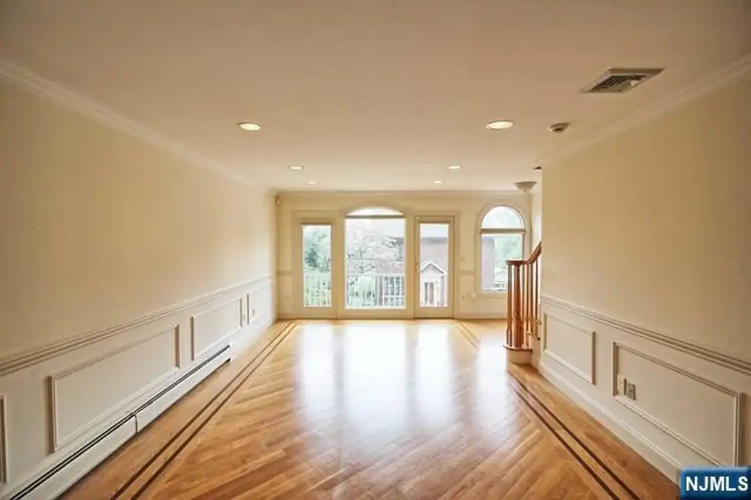 696 Undercliff Ave - View 4
