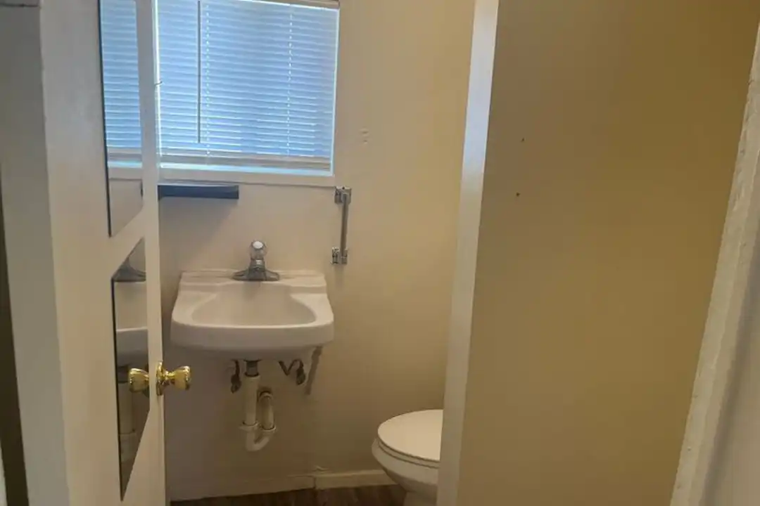 1633 N Sycamore Blvd unit 3 - View 4