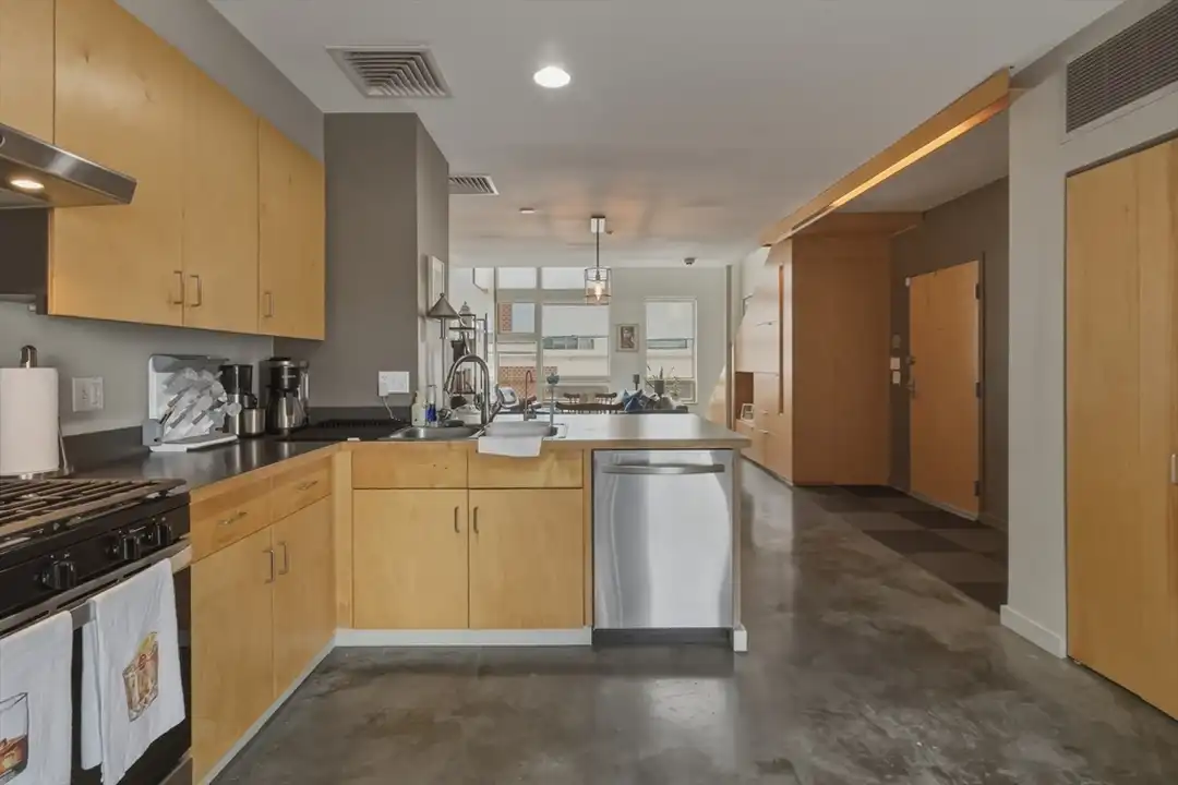 50 Athens St unit 2 – další