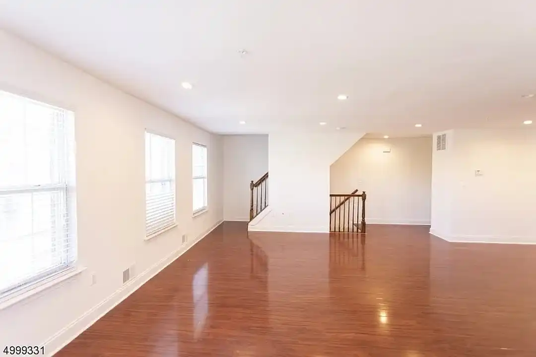 Apartment in Newark - View 2