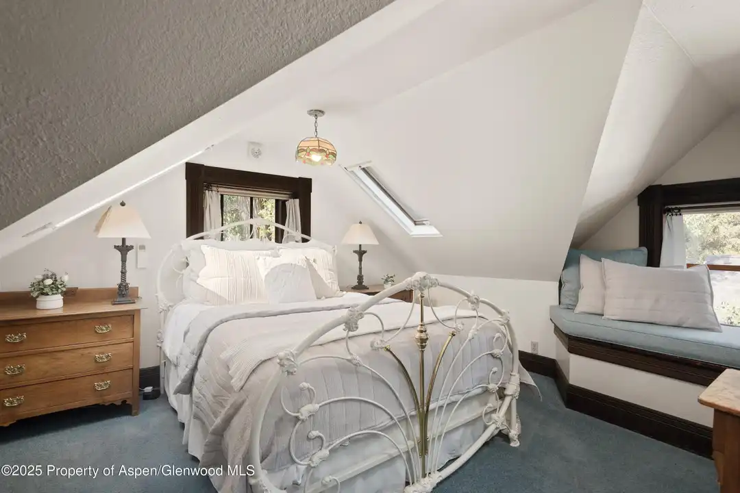 214 W Hyman Ave - More