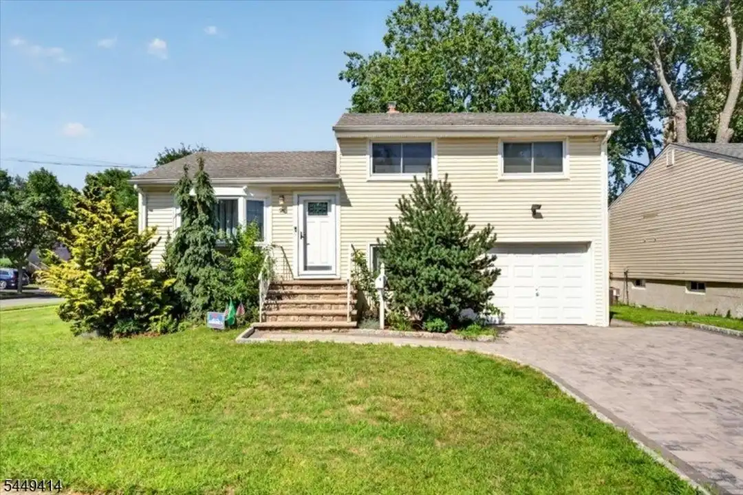 26 Cedar Dr – photo 1 of 21