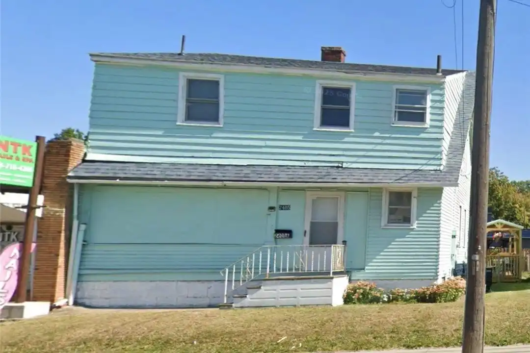 2405 Youngstown Rd SE – photo 1