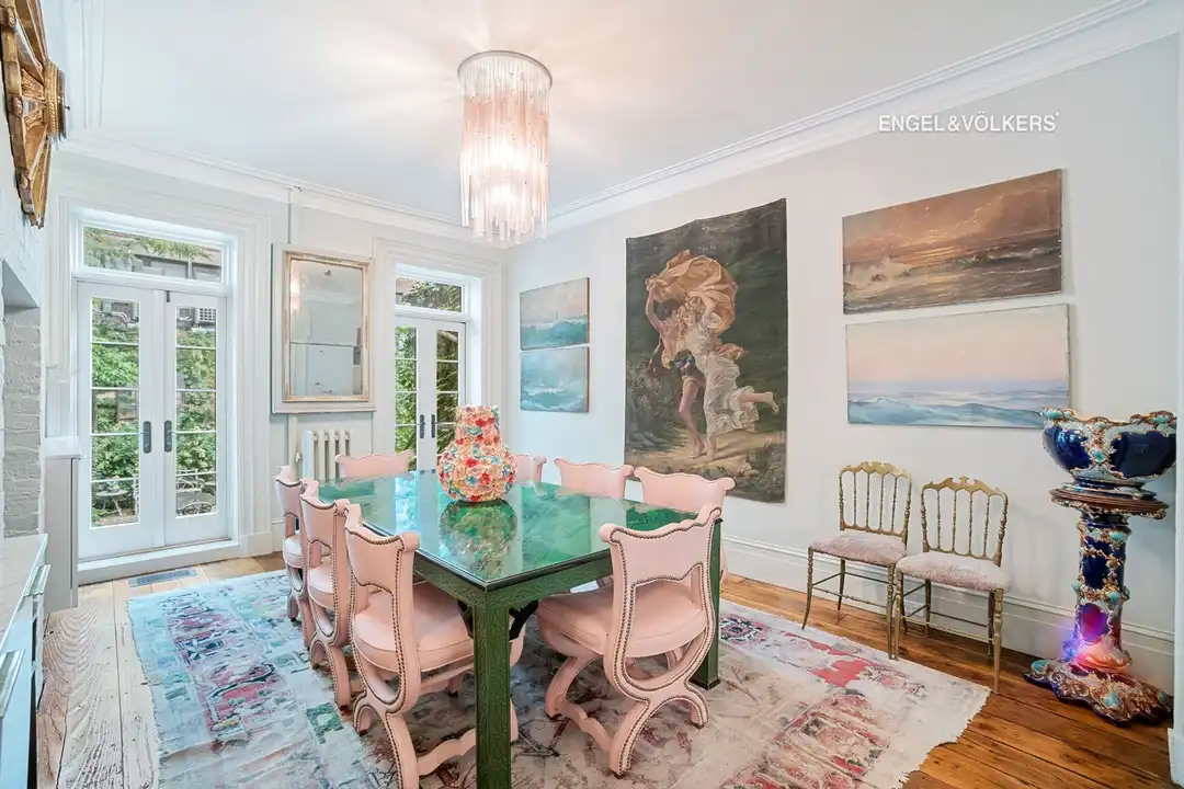 351 W 30th St – pohled 5