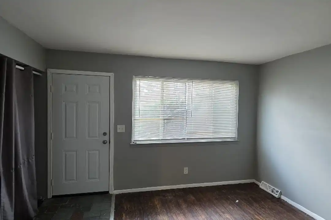 22649 Frisbee St – pohled 3