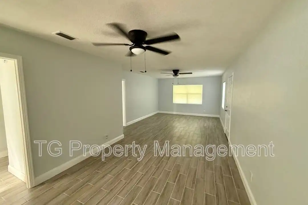 4721 E Castlewood Dr – pohled 6