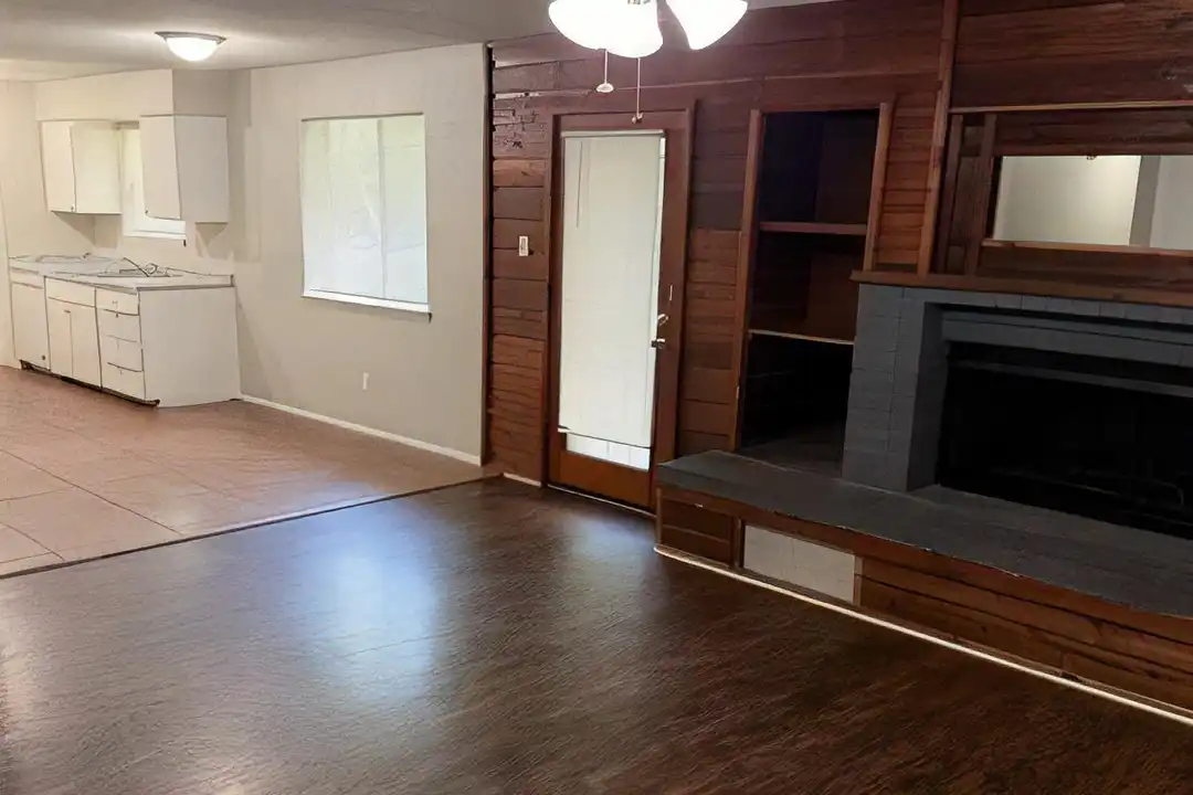 1005 Fairfax Ct - View 2